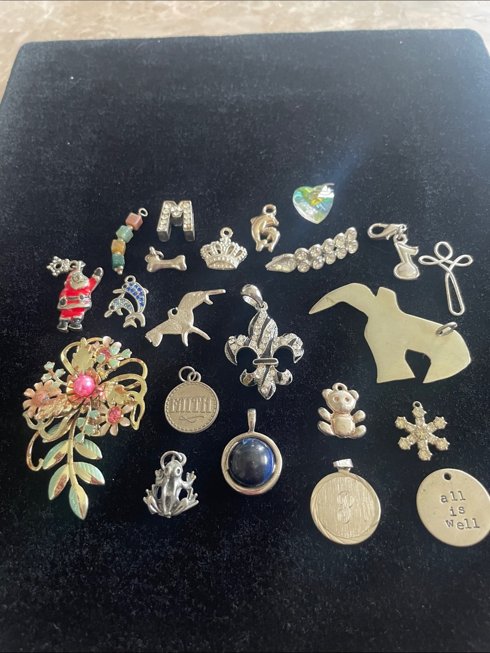 Lot of 22 VINTAGE charms and pendants! All in good condition!